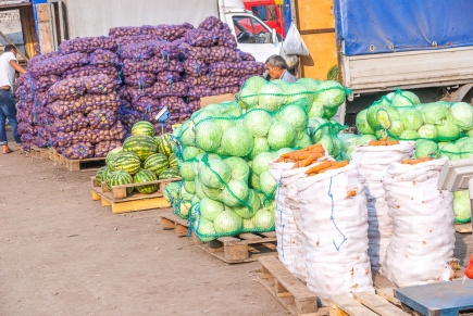 Торговля овощами на открытой площадке Привоза