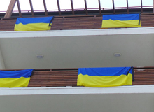 Украинские спортсмены в связи с событиями в Киеве закрепили траурные ленты на национальных флагах в Олимпийской деревне
