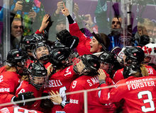 Канадки выиграли "золото" в хоккее в овертайме