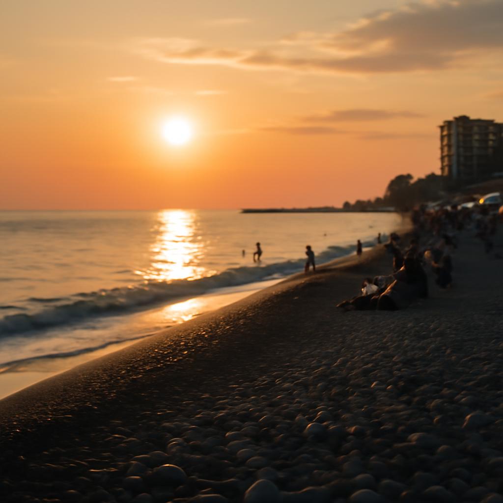 Пляж в Сочи на закате с видом на Черное море